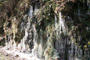 投稿―雪の中　静寂に包まれ美しく光る「さがりの滝」